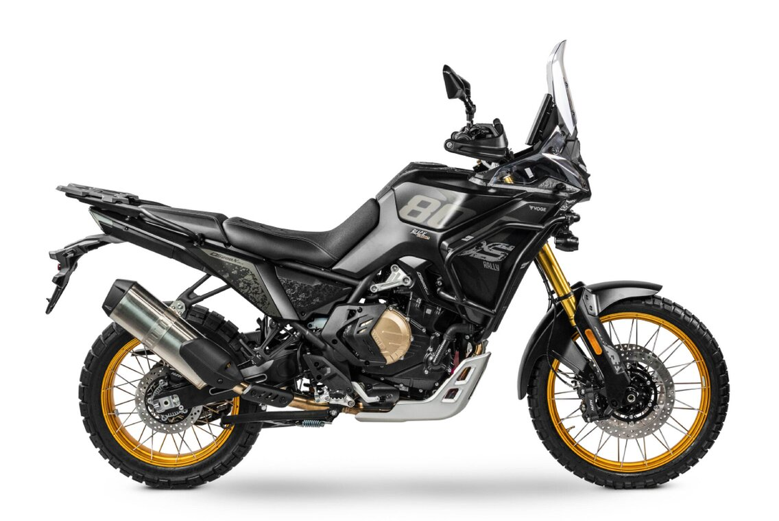Neues Adventure-Motorrad im Showroom